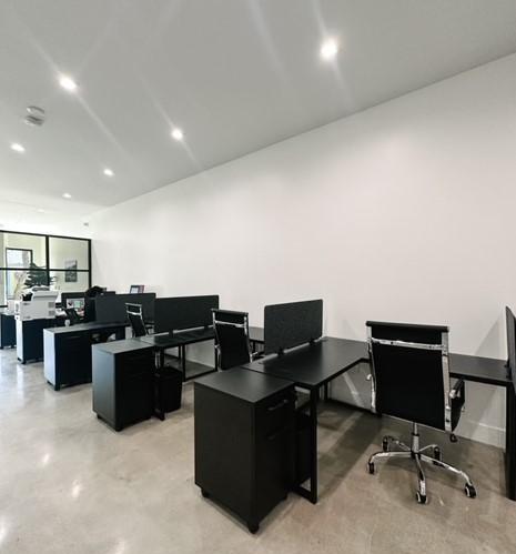 4 available workstations