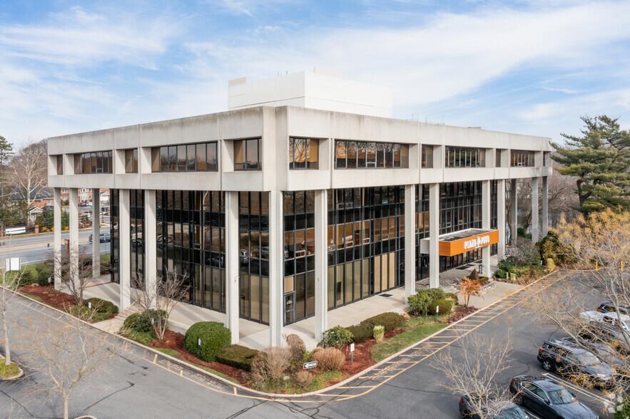 PRIME NASSAU COUNTY LOCATION AT "A" LEVEL BUILDING IN WOODBURY
